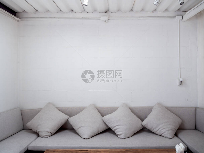 有灰色沙发的最小式客厅图片