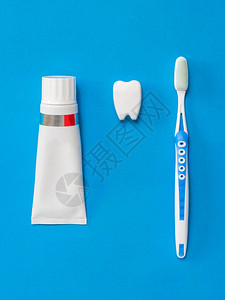 一个牙雕一管牙膏和一把蓝色牙刷图片