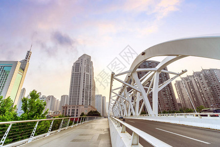 现代桥梁和摩天大楼天津图片