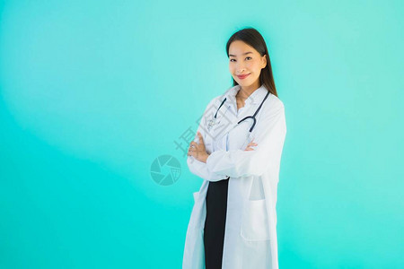 在蓝色孤立背景的诊所或医院工作的美丽年轻亚洲医生图片