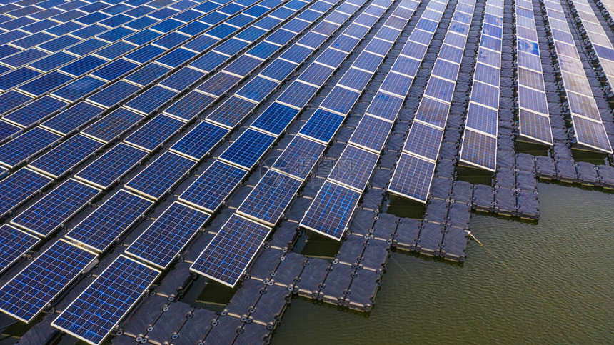 空中视图中的太阳能电池板多晶硅太阳能电池的行阵列或太阳能发电厂中的光伏电池漂浮在图片