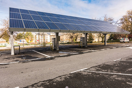 欧洲自给足和首个光伏电池板的汽车充电站也是免费的位于LaGranjadeSanIldefon背景图片