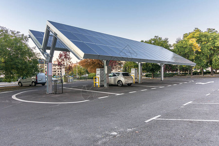 欧洲自给足和首个光伏电池板的汽车充电站也是免费的位于LaGranjadeSanIldefon背景图片