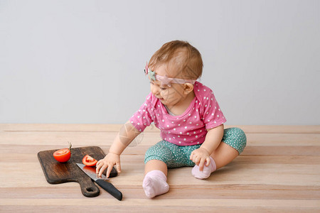 小婴儿在桌上玩切板和刀子儿童图片