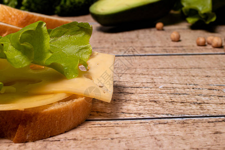 面包干酪和生菜的简单三明治图片