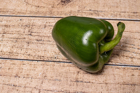 棕色木质背景的绿色健康胡椒红豆饮食产品无谷类食物和适当的体重减肥图片