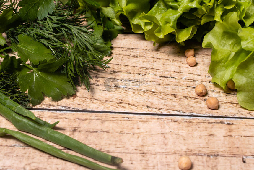 欧芹莳萝葱和莴苣在棕色背景生酮饮食无麸质饮食和适当的营养新鲜蔬菜和香图片
