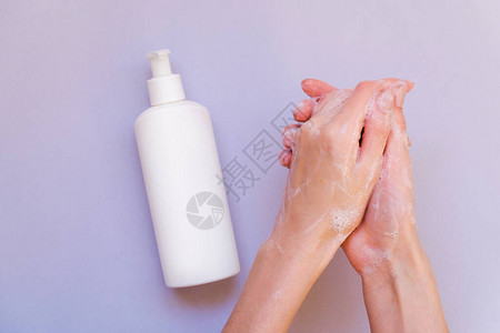 使用肥皂泡沫洗手一名妇女用肥皂防图片