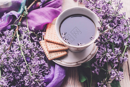 上方木制桌上的早茶饼干和银花杯子美丽的早餐带复制空间的图片