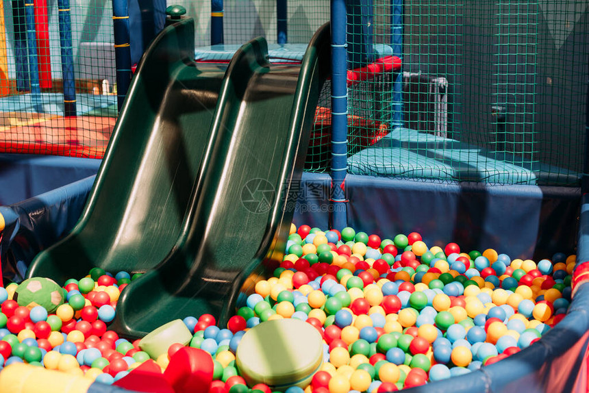 儿童游乐园和室内游乐中心孩子在操场球池里玩五颜六色的球小孩图片