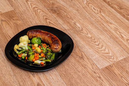 木制桌板间黑板上的灰色蔬菜和图片