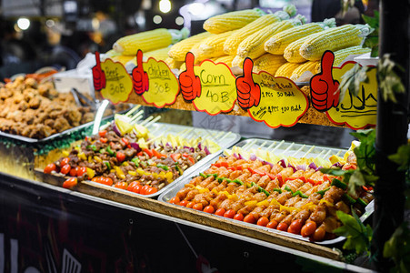在泰国的夜市上烤蔬菜和图片