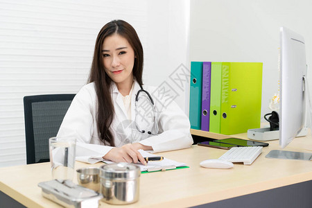 医院生办公室的美丽的亚洲医生肖图片