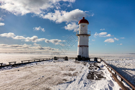 冬季海滨背景灯塔的风景照图片