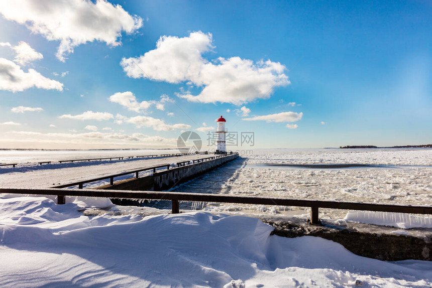 冬季海滨背景灯塔的风景照图片