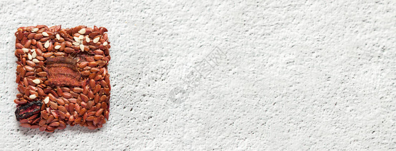 平躺顶视图松脆的亚麻籽脆面包在白色背景与复制空间图片