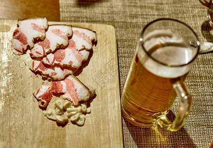 传统俄罗斯和乌克兰的伏特加和啤酒开胃菜图片