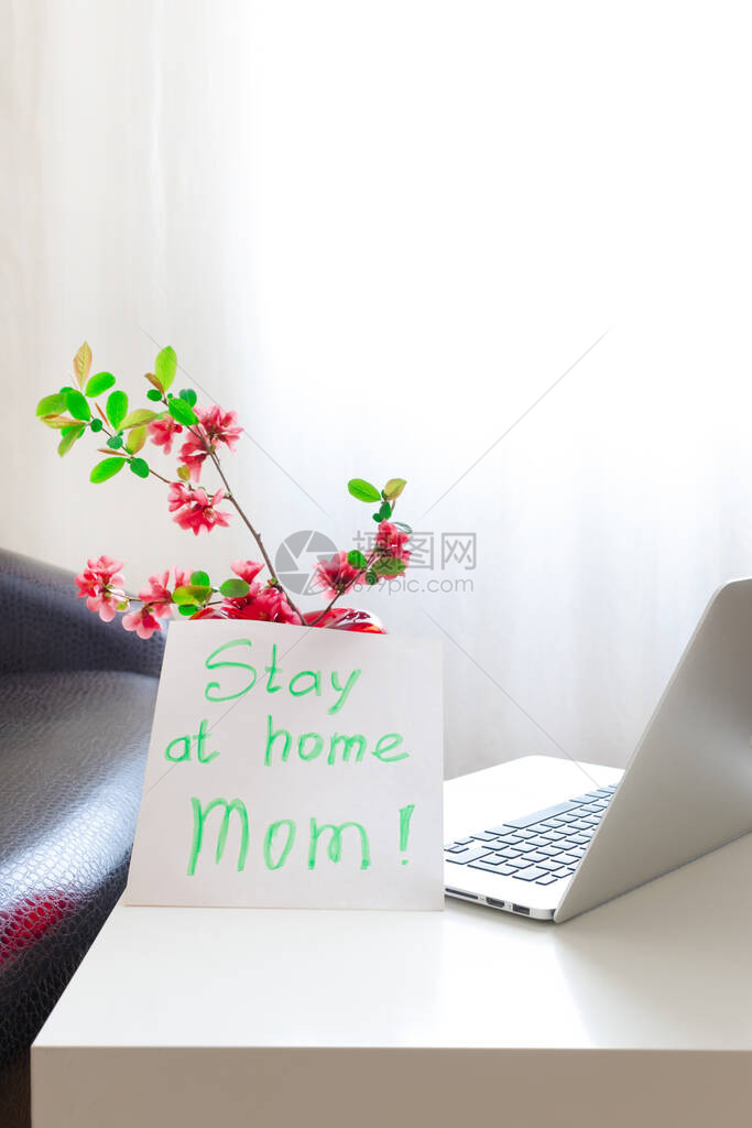 在电脑前面的妈家有一张带短信的单子红烟花和笔记本上的粉图片