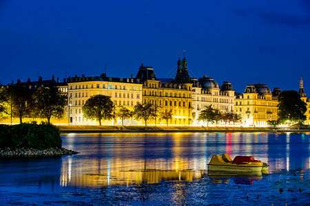 丹麦哥本哈根历史古老建筑的夜景图片