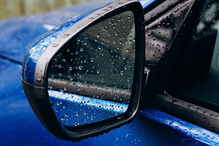 蓝色车的镜子上的雨滴秋天柔软背景图片