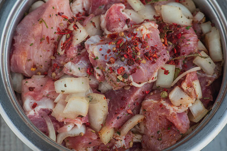 烤肉串猪肉和切碎的洋葱图片