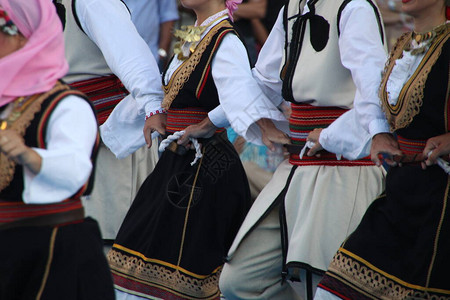 节日中的传统巴尔干舞蹈图片