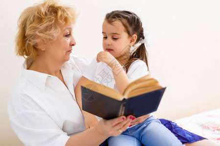 祖母给她的小孙女读故事家庭阅读休闲宝贵时光快乐的家庭在家图片