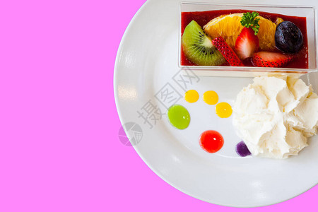 桌上的水果草莓奶油蛋糕图片