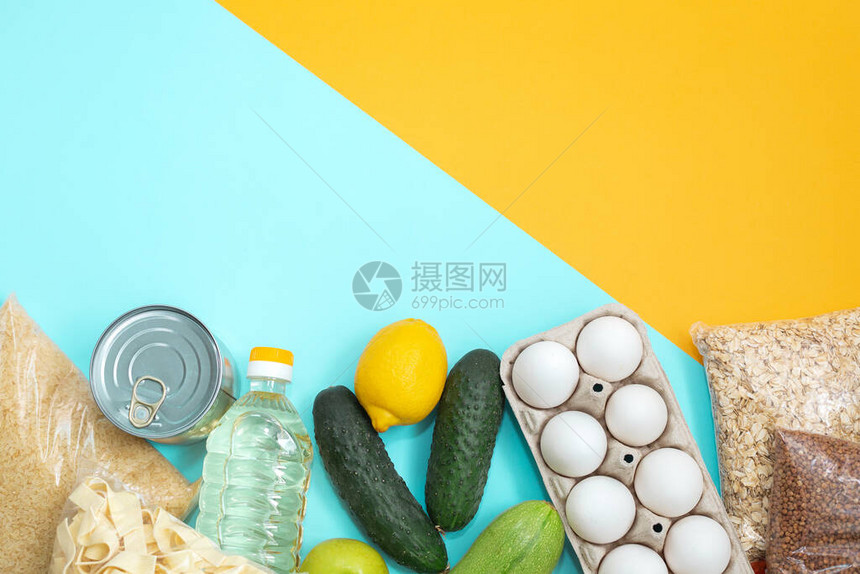 黄色背景下的食品捐赠或食品配送概念图片