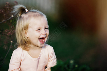 可爱的白种人婴儿微笑享受积极的情感图片
