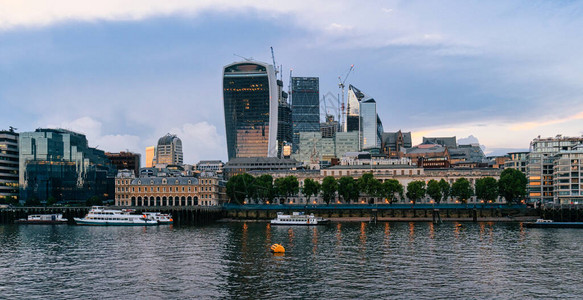 伦敦英格兰华尔夫银行的天空景象图片