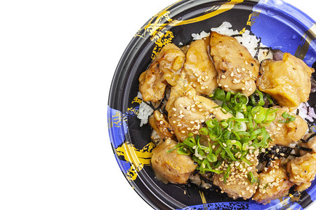 日本烤鸡米和日本蒸饭放在一个午餐图片