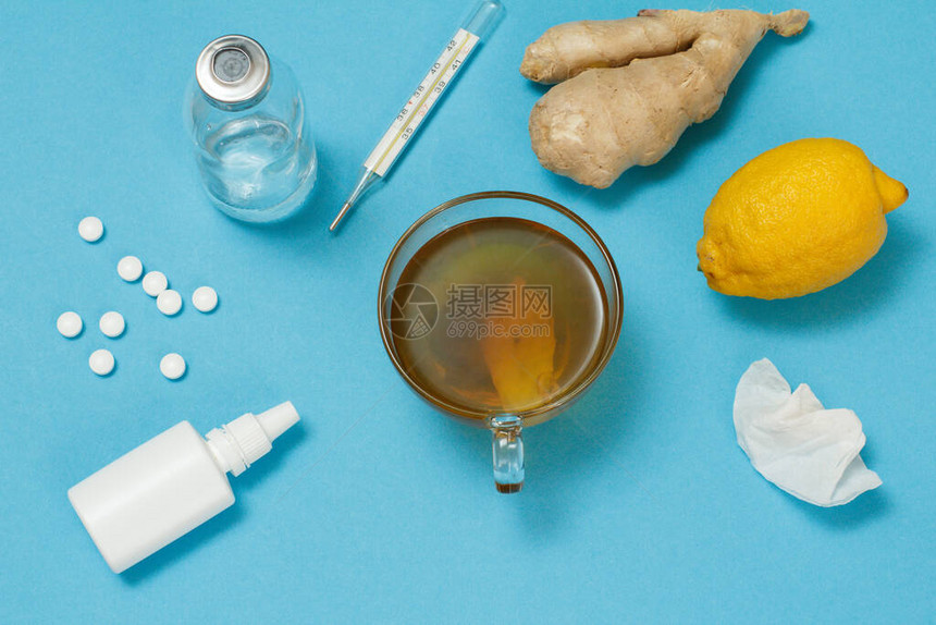 鼻腔喷雾剂药丸玻璃瓶水银温度计茶杯柠檬和姜顶视图治疗套件概念用于缓解和流图片
