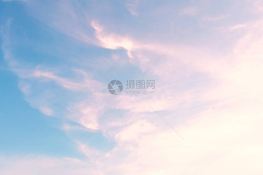 蓝天空云以粉红色的丝状形式呈现概图片