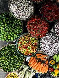 新鲜蔬菜在越南老城河内街头食品市场图片