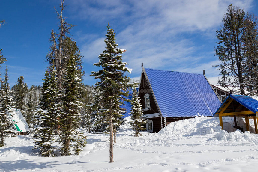 山丘小屋在冬的季风景中图片