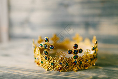 金皇冠上装满宝石用于在教堂举行婚礼在木制图片