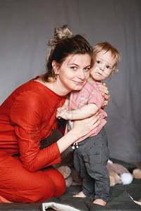 一个年轻母亲和她一岁的儿子温图片