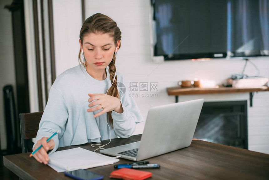 一个女人坐在客厅里图片