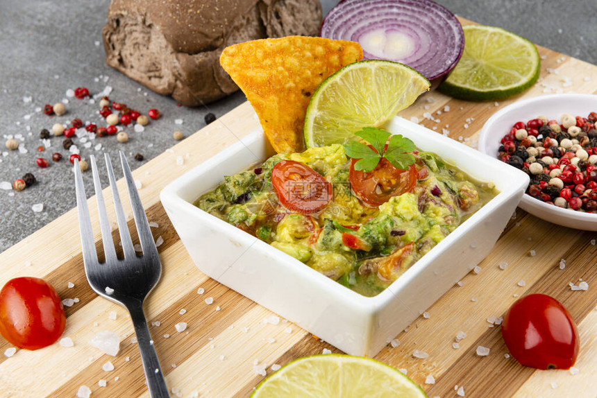 美味的瓜卡莫乐菜和全麦面包在背景中的细节健康的食物概图片