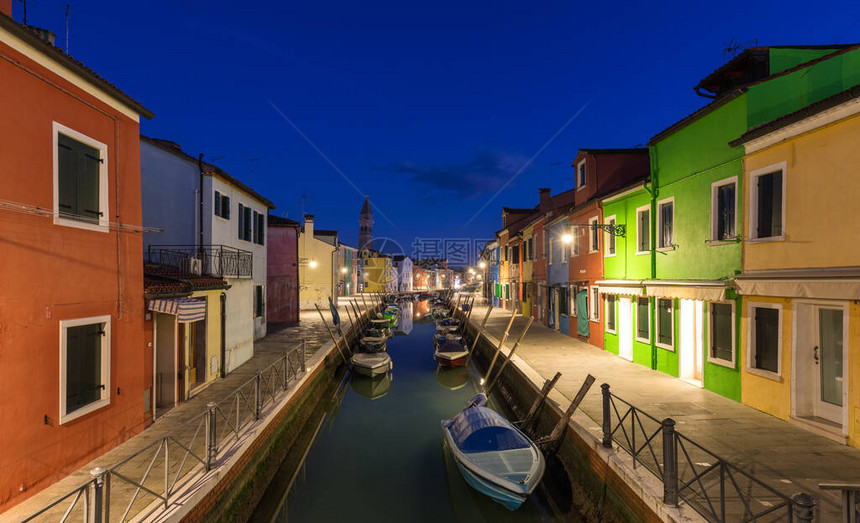 街景与色彩缤纷的建筑威尼斯布拉诺的建筑和地标明信片意大利威尼斯附近的布拉诺岛风景秀丽的运河和色图片