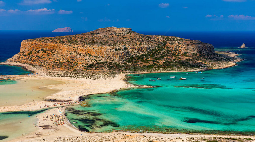 希腊克里特岛Balos泻湖和Gramvousa岛的壮丽全景盖蒂加尼在中心希腊克里特岛上的海滩游客在巴洛斯海滩清澈的海水图片
