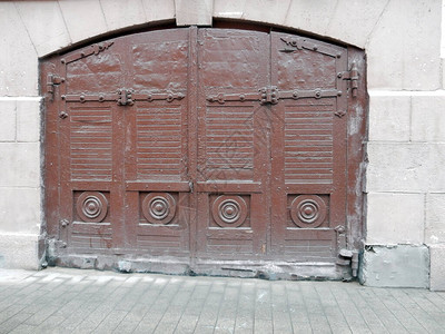 旧棕色木制折叠门配有装饰材料图片