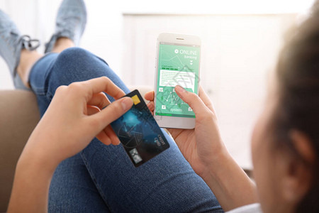 使用手机在家中在线银行业务的信用卡持图片