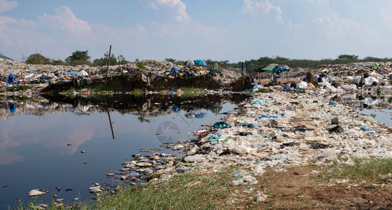 污染的水和山大垃圾堆和污染图片