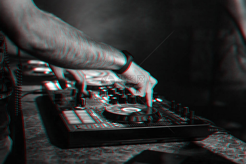 DJ在夜总会的音乐会上在搅拌机控制台播放当代电子音乐3DGlitch图片