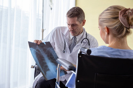 医生在医院检查病人妇女的胸部X光片呼吸综合征或图片