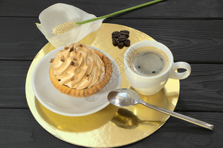 奶油和咖啡的脆饼图片
