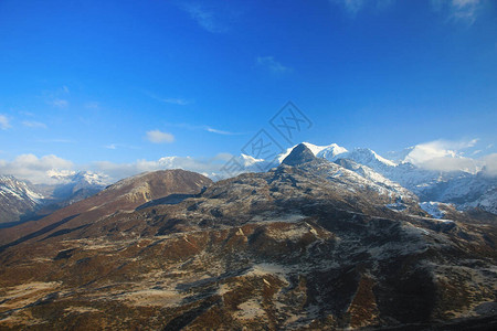 太阳下美丽的山岳云雾中山上阳光照耀图片