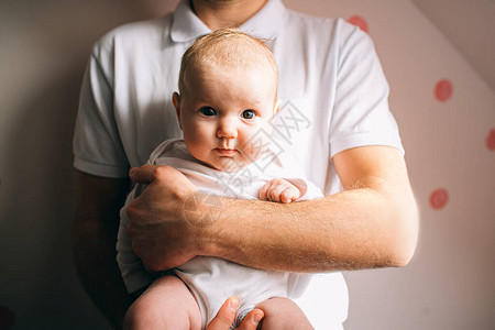 一个刚出生的婴儿的肖像父亲在她的怀里抱着一个孩子生命的第一年图片